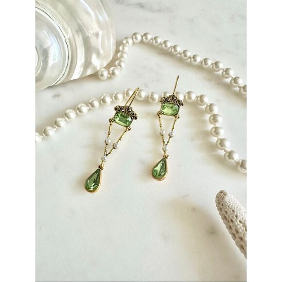 Light green rhinestone Art Deco dangle earrings with faux pearl - Picture 3 of 3